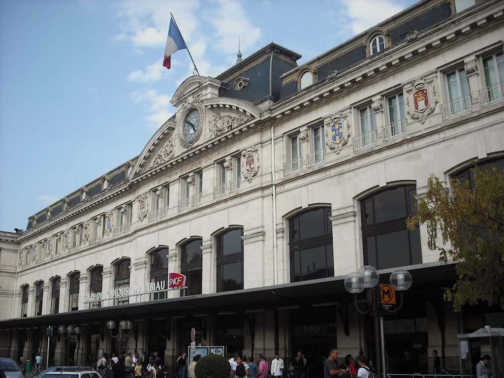 Façade de la Gare de Toulouse-Matabiau avec blasons
