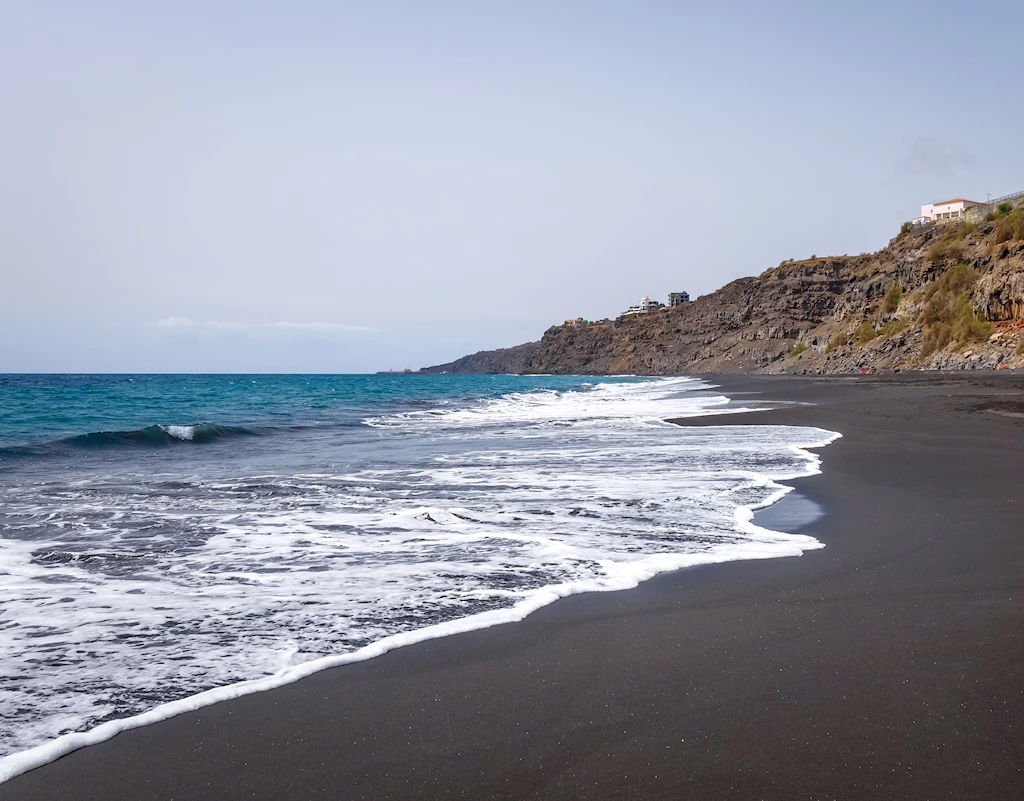 Une plage de sable noir sur l'île de Fogo au Cap-Vert