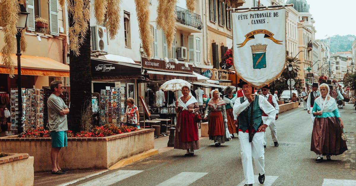 découvrez cannes, la célèbre ville de la côte d'azur, réputée pour son festival de cinema, ses plages ensoleillées et son ambiance glamour. explorez les ruelles pittoresques, savourez une cuisine raffinée et plongez dans l'élégance de la riviera française.