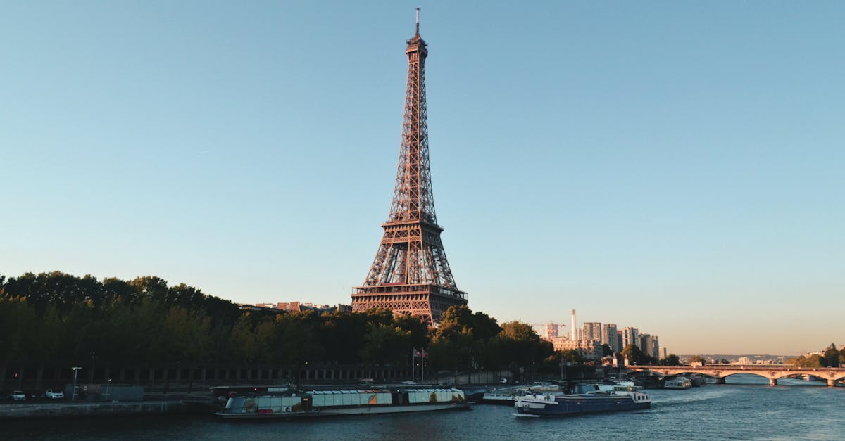 découvrez la magie de paris, la ville lumière, connue pour ses monuments emblématiques, sa culture vibrante, sa gastronomie raffinée et ses charmants quartiers. plongez dans l'histoire, flânez le long de la seine et explorez les trésors cachés de cette capitale intemporelle.