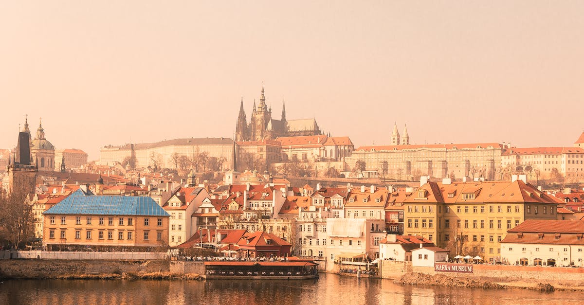 découvrez la magie de prague, la ville aux cent clochers, avec ses magnifiques châteaux, ses ruelles pavées et son riche patrimoine culturel. explorez l'histoire fascinante, la délicieuse cuisine locale et les charmants cafés qui font de cette destination un incontournable en europe.