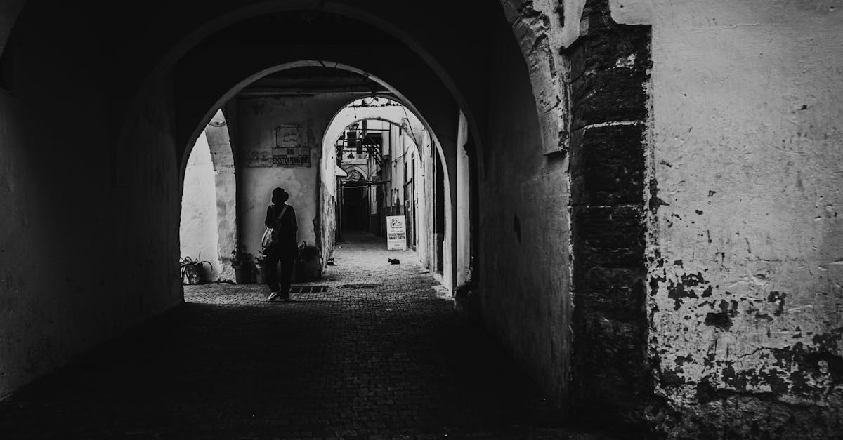 découvrez l'univers fascinant du 'mystery travel' : une expérience de voyage unique où l'inconnu devient votre meilleur allié. laissez-vous surprendre par des destinations secrètes et des aventures inattendues, tout en vivant des moments mémorables en dehors de votre zone de confort.
